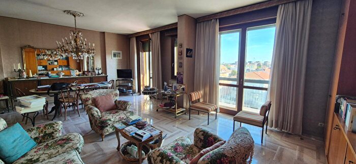 Appartamento quadrilocale in vendita in Via Pietro Giardini, Modena