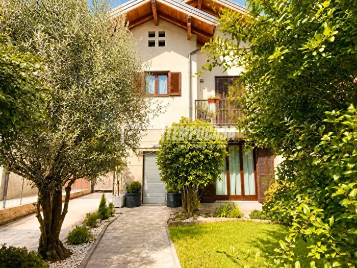 Casa con 6 locali in vendita in Via Don Gnocchi, Correzzana
