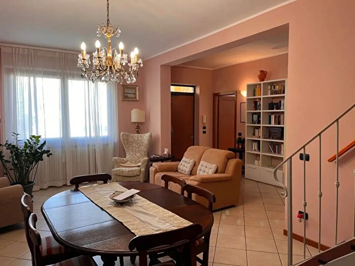 Casa con 8 locali in vendita in Via Guglielmo Marconi, Agazzano