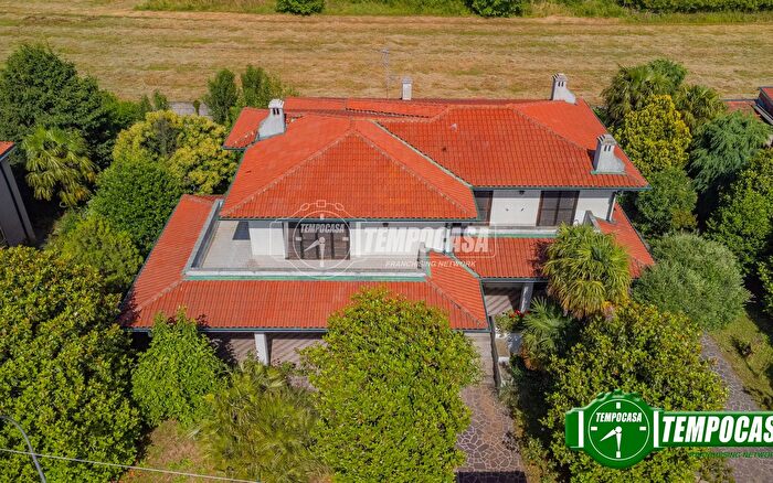 Casa con 6 locali in vendita in Via Luigi Galvani, Bareggio