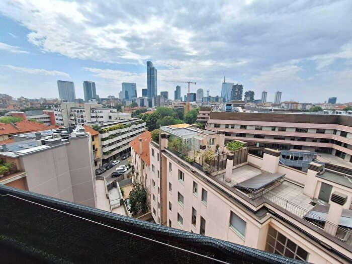 Appartamento quadrilocale in affitto in Viale Nazario Sauro, Isola, Milano