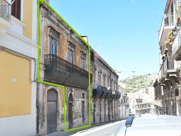 Casa trilocale in vendita in Via Vittorio Veneto, Modica