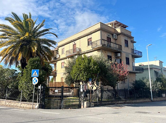 Appartamento trilocale in vendita in Via degli Aldobrandeschi, Roma