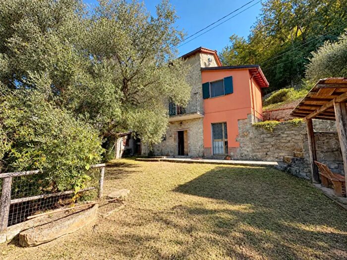 Casa quadrilocale in vendita in Bagni Di Lucca
