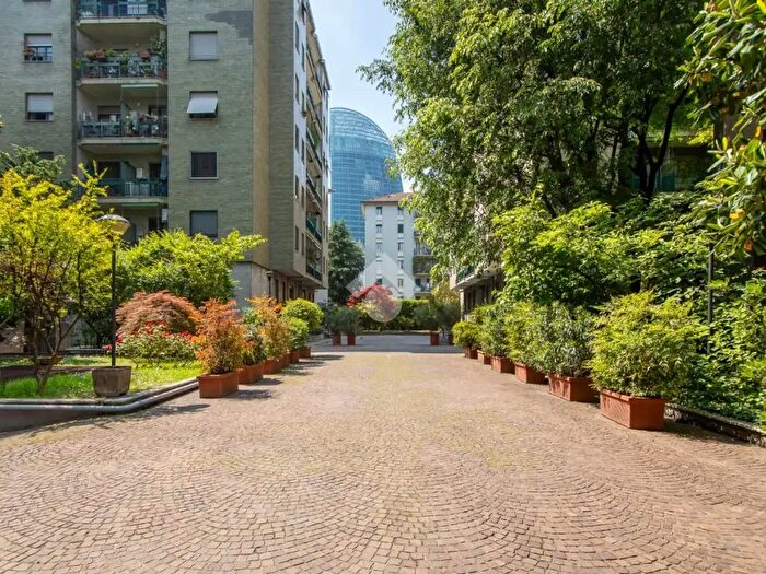 Appartamento quadrilocale in vendita in Via Giovanni da Procida, Milano