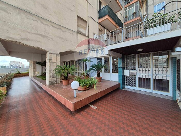 Appartamento con 7 locali in vendita in Piazza VannAntò, Ragusa