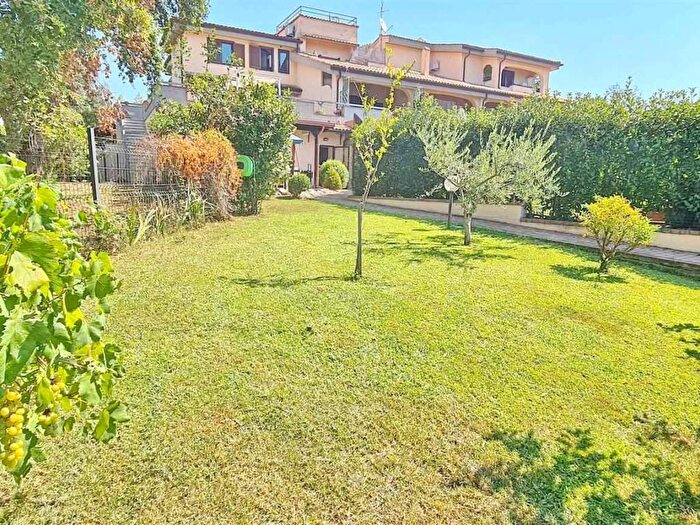 Appartamento trilocale in affitto in via delle agavi, Centro, Formia