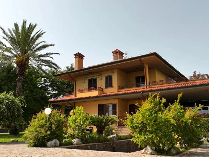 Casa con 10 locali in vendita in Viale Piave, Ariccia