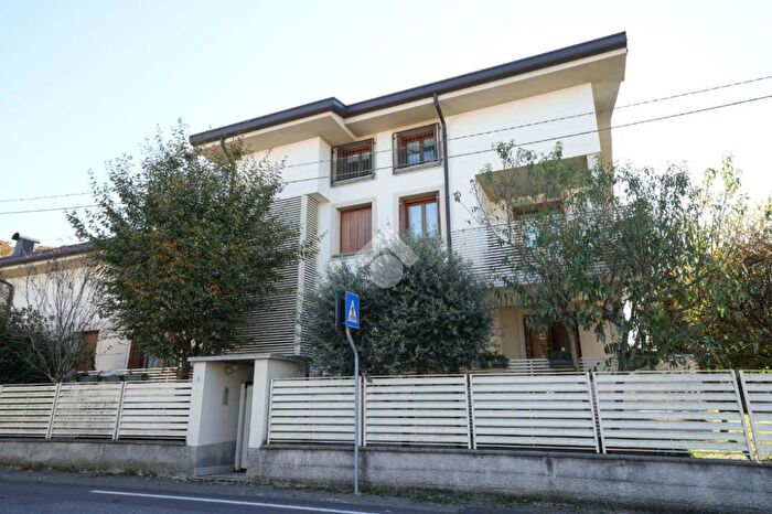 Appartamento quadrilocale in vendita in Via Dante Alighieri, Albiate