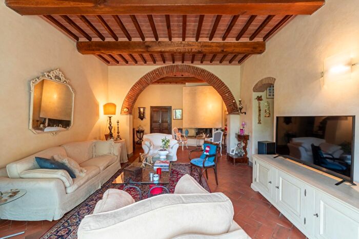 Casa con 9 locali in vendita in Crespina Lorenzana