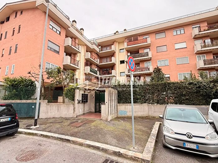 Appartamento trilocale in vendita in Via Abbiategrasso I, Roma