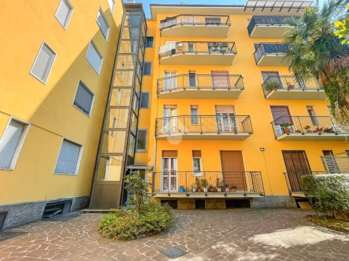 Appartamento trilocale in affitto in Via Oroboni, Milano