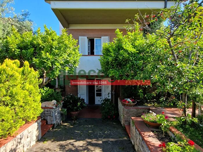 Casa con 9 locali in vendita in Via del Pino, Livorno