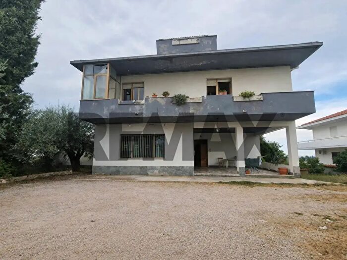 Casa con 10 locali in vendita in Viale dei Pini, Collecorvino
