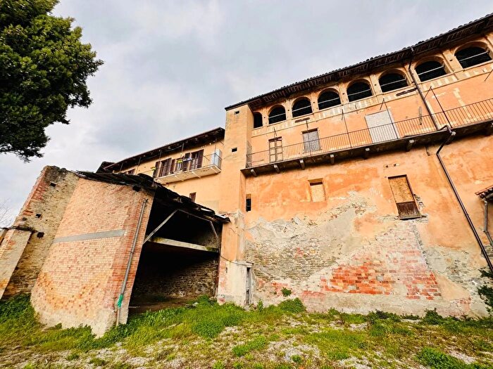 Casa con 14 locali in vendita in Via Roma Serralunga dAlba, Serralunga DAlba
