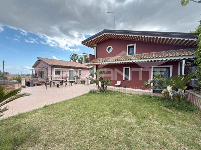Casa con 6 locali in affitto in Via Elio Vittorini, Centro, Pedara