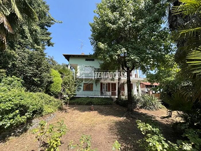 Casa con 8 locali in vendita in Via Carlo Botta, Castellamonte