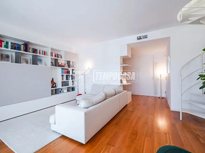 Appartamento trilocale in vendita in Via Broni, Milano