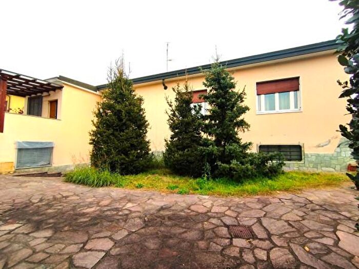 Casa con 6 locali in vendita in Via Fiume, Bareggio