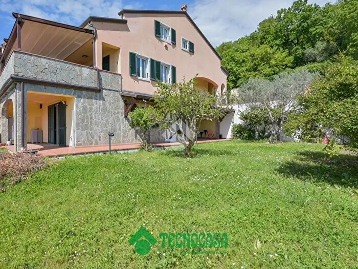 Appartamento con 5 locali in vendita in Via Montavecchia, Fosdinovo