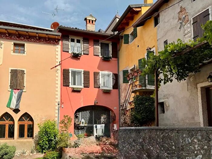 Casa con 6 locali in vendita in Via Rubiana di Sotto, Caprino Veronese