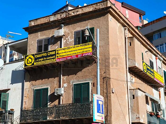 Appartamento trilocale in vendita in Via Resuttana, Palermo