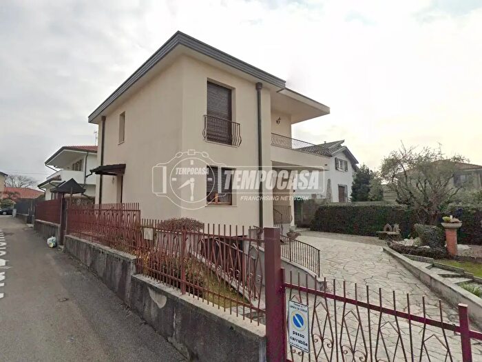 Casa con 6 locali in vendita in Via Montello, Lentate Sul Seveso