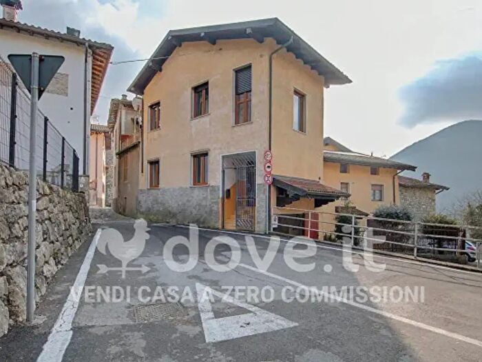 Casa quadrilocale in vendita in Via Madonna Monte Carmelo, Casazza