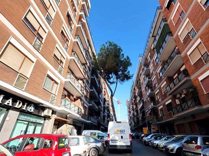 Appartamento con 5 locali in affitto in Via Cerreto di Spoleto, Furio Camillo, Roma