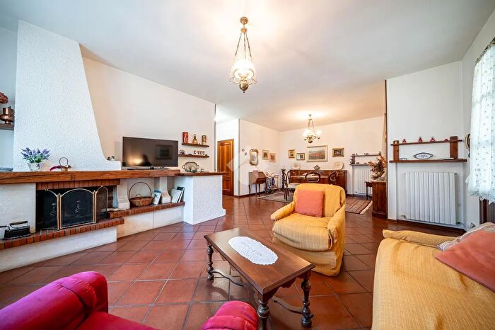 Casa con 5 locali in vendita in Via HoChiMinh, San Polo DEnza