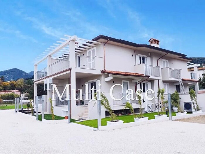 Casa con 7 locali in vendita in Camaiore
