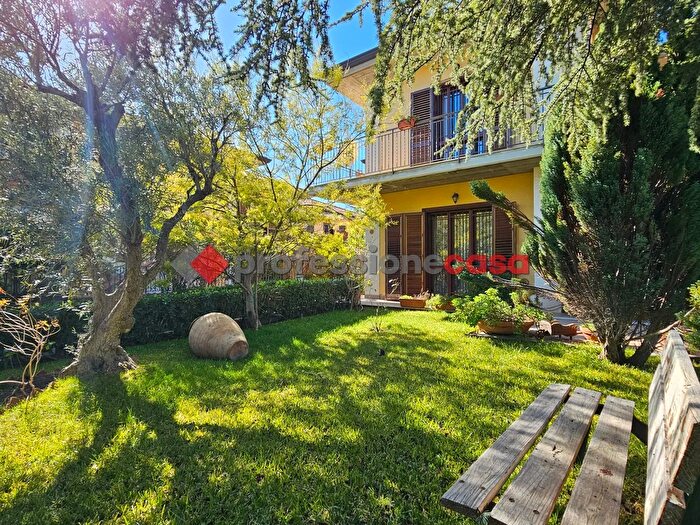 Casa con 8 locali in vendita in Via Consoli, Nicolosi