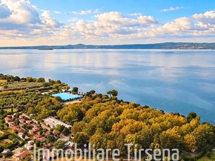 Casa con 8 locali in vendita in Bolsena