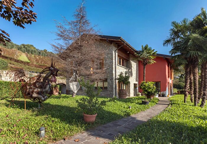 Casa con 6 locali in vendita in Via Medolago, Scanzorosciate