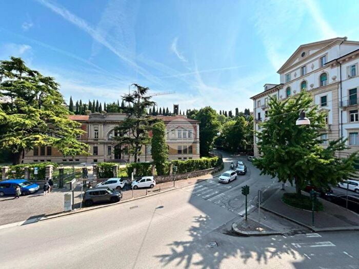 Appartamento trilocale in affitto in Via Muro Padri, Veronetta, Verona