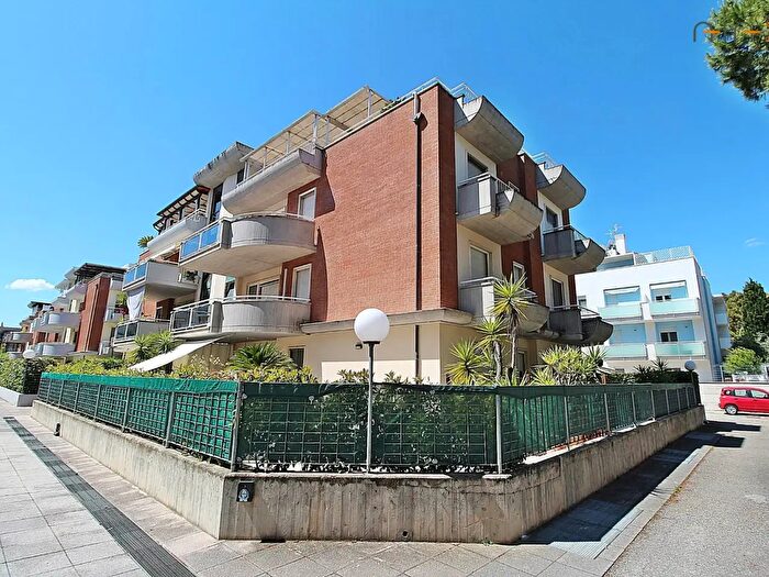 Appartamento con 6 locali in vendita in Via Largo Danubio, San Benedetto Del Tronto