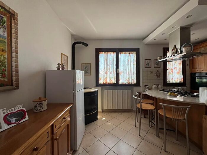 Casa con 7 locali in vendita in Cecina