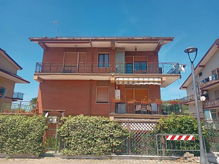 Appartamento trilocale in vendita in Via del Parco, Poli