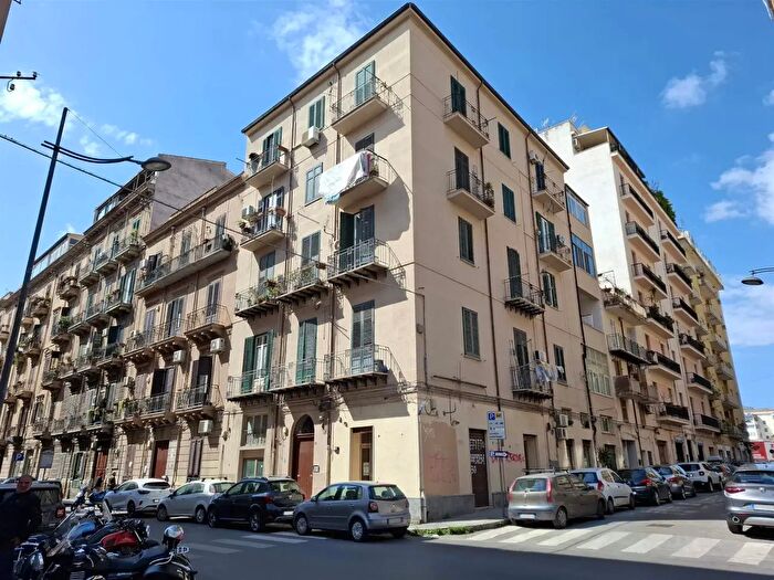 Appartamento trilocale in vendita in Via Giacomo Cusmano, Palermo