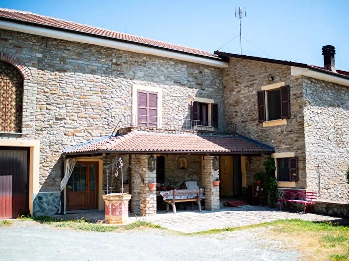 Casa con 10 locali in vendita in Cavatore