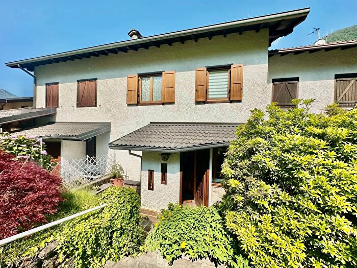Casa con 9 locali in vendita in Via Milano, Casargo