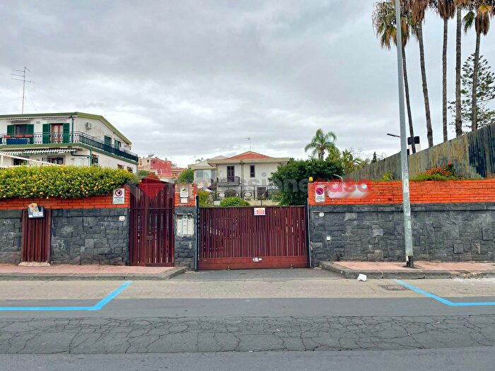 Appartamento bilocale in affitto in Via Antonello da Messina, Aci Castello