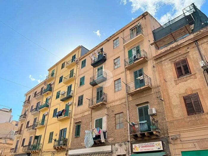 Appartamento trilocale in vendita in Via Mendola, Palermo