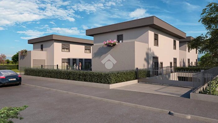 Casa quadrilocale in vendita in Via Fratelli Cairoli, Romano Di Lombardia