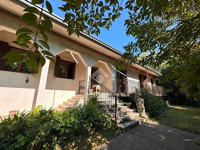 Casa con 8 locali in vendita in Via Acque, San Zenone Degli Ezzelini