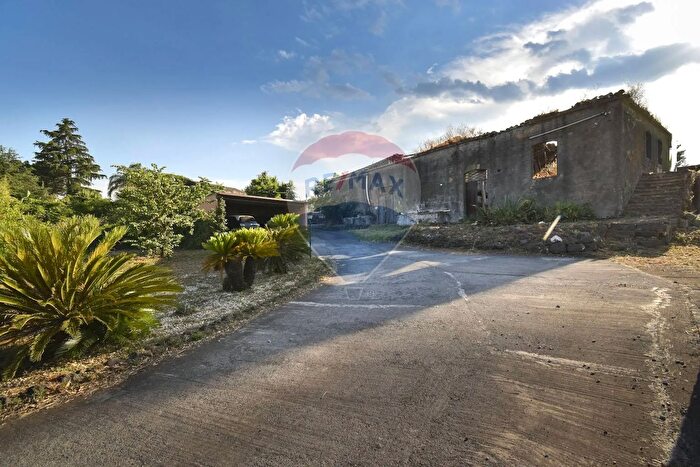 Casa con 15 locali in vendita in Via Torrente Lavinaio, Viagrande