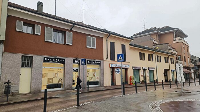Appartamento trilocale in vendita in Piazza Vittoria, Locate Di Triulzi
