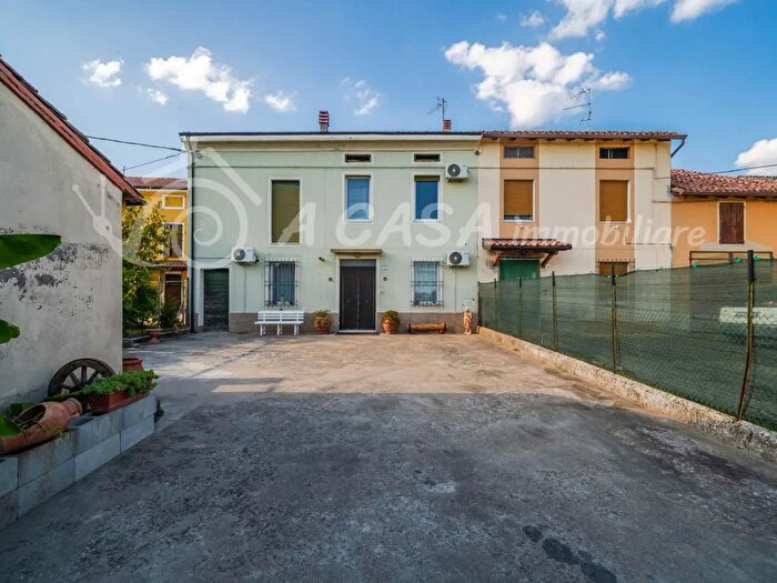 Casa con 12 locali in vendita in Via Giaranzana, Polesine Zibello