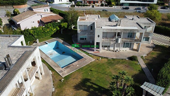 Casa con 20 locali in vendita in Via Ettore Fieramosca, Ragusa