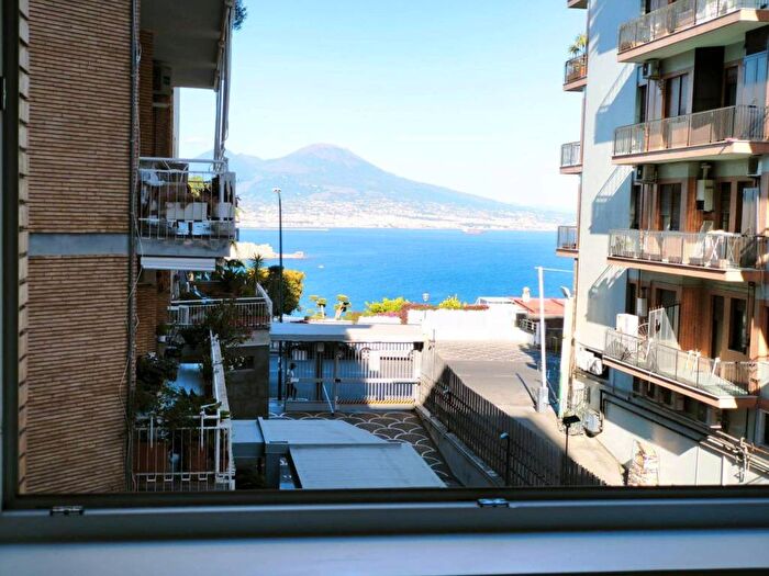Appartamento trilocale in affitto in Via Orazio, Posillipo, Napoli